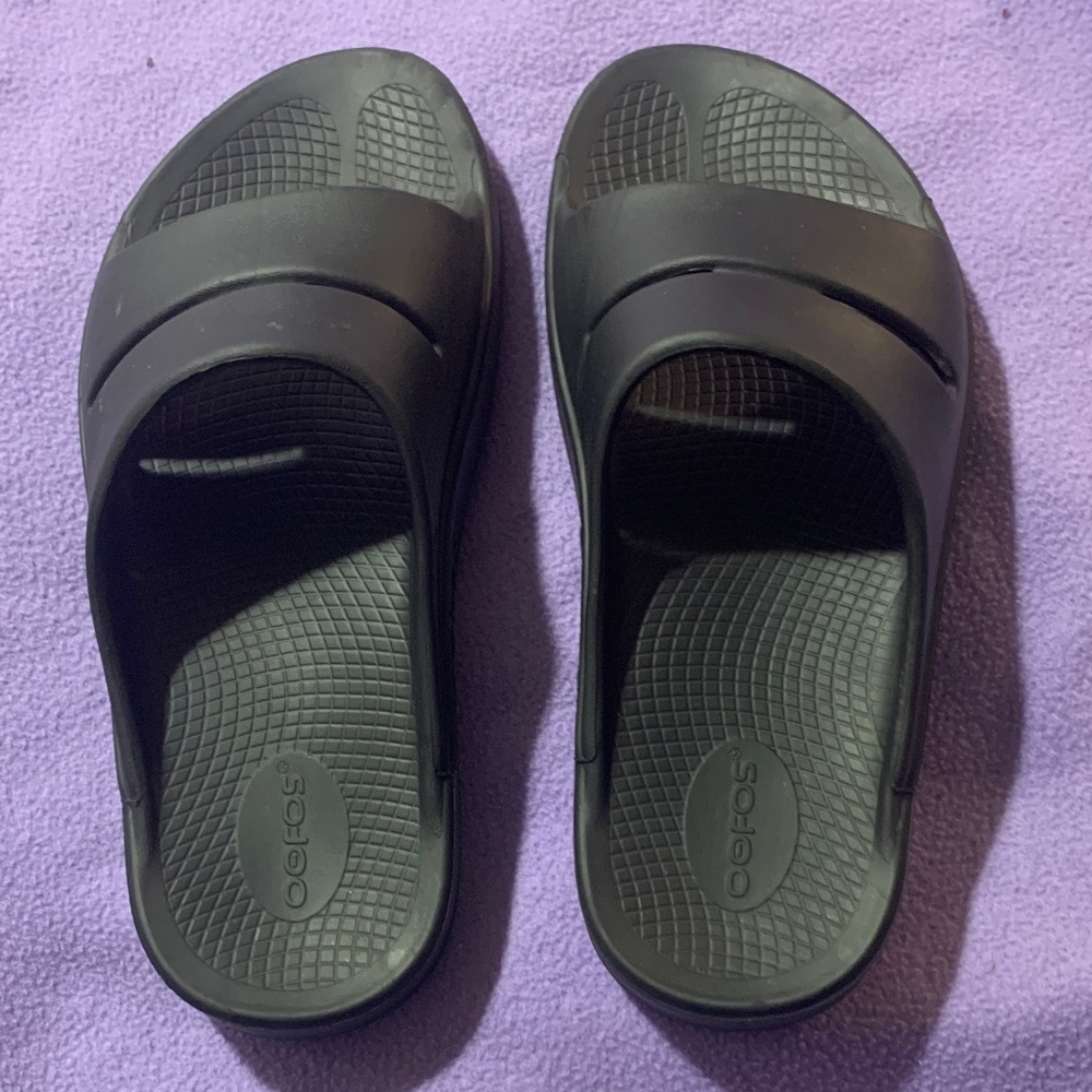 OOFOS Black Comfort Slides